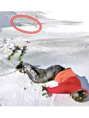 滑雪者遭電線（紅圈示）絆倒，頭部着地身亡。