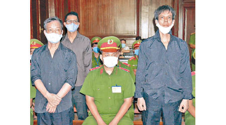 3名越南記者（穿便裝者）被控散播反國家宣傳罪名。