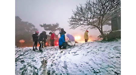 台灣有民眾上山賞雪。