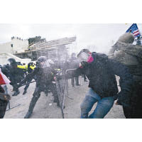 日前的暴動中，警員與示威者發生激烈衝突。