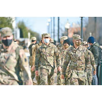 國民警衞軍士兵在華盛頓街頭巡邏。（美聯社圖片）