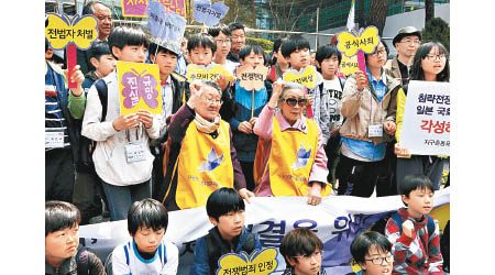 南韓民間一直要求日本政府向慰安婦受害人正式道歉及賠償。（美聯社圖片）