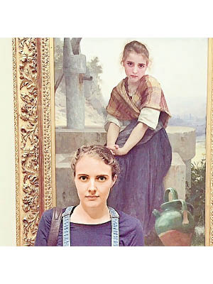 女生與法國畫作中的農家女孩拍照。
