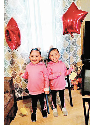 雙胞胎女孩與氣球合照。