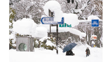 暴風雪侵襲北陸地區，包括富山縣富山市。（美聯社圖片）