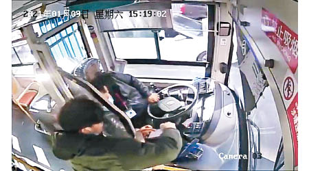 巴士乘客察看求助司機，並為他撥電話報警。