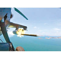 直升機開火：直升機以超低空飛行狀態發射火箭。