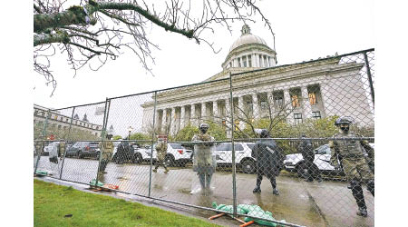 華盛頓州國民警衞軍加強保護州議會大樓。（美聯社圖片）