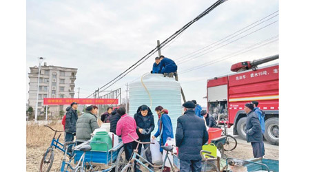 浙江︰大批市民排隊輪水。