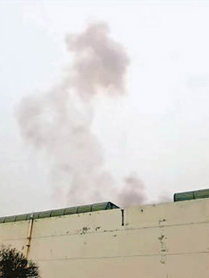 爆炸後廠房冒出濃煙。