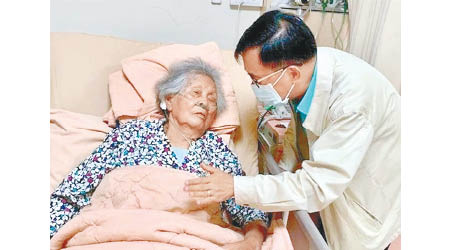 陳水扁（右）較早前探訪其母。