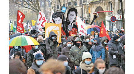 巴黎示威者上街表達訴求。（美聯社圖片）