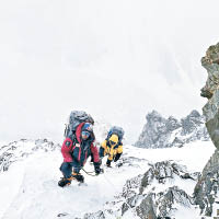 登山者步步為營。