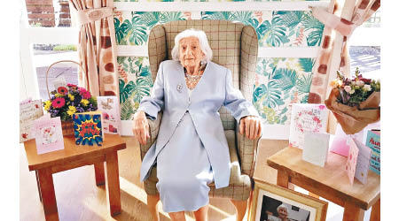 106歲女人瑞尼科爾森獲老人院贈送鮮花及生日卡賀壽。