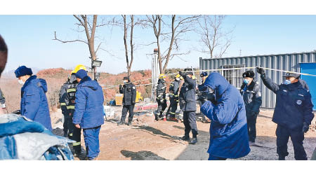 事故後多日，搜救行動仍在進行中。