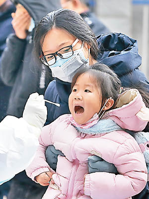 石家莊市爆發本土疫情，民眾接受檢測。（美聯社圖片）