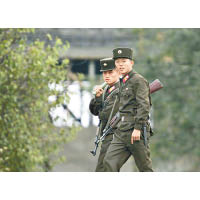 北韓軍隊事後把事主遺體移交中方。圖為在鴨綠江附近巡邏的北韓士兵。