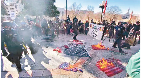 科羅拉多州：一批示威者焚燒美國國旗。