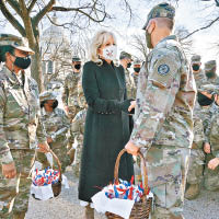 吉爾（中）探訪國會山莊外的國民警衞軍，與士兵握手。（美聯社圖片）