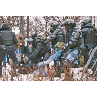 警員在冰天雪地下拘捕示威者。（美聯社圖片）