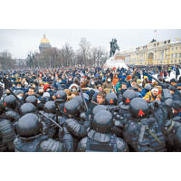 數萬人冒着寒冬上街抗議。（美聯社圖片）
