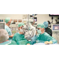 醫生團隊為弗拉尼移植人工角膜。