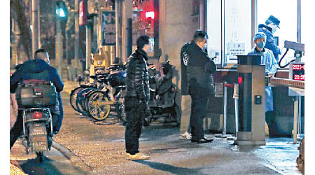 上海市民正在等候檢測。（中新社圖片）
