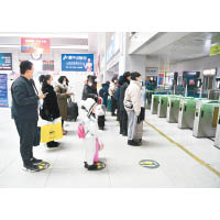 春運首日，長春火車站的旅客稀疏，排隊入閘亦要遵照社交距離。（中新社圖片）