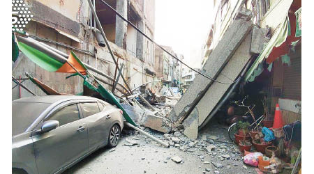 台東地震後，遠至高雄有戲院外牆倒塌。