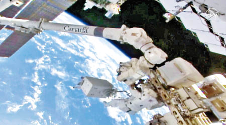 格洛弗踏出國際太空站。（美聯社圖片）