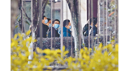中國專家抵達與世衞專家開會的場地。（美聯社圖片）