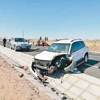 涉事私家車車頭嚴重損毀。