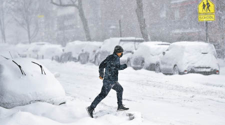 紐約市內積雪嚴重。（中新社圖片）