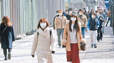 東京民眾戴口罩外出。（美聯社圖片）