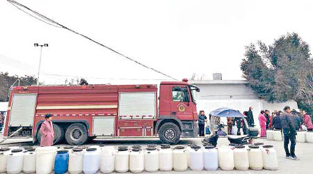 為解決民眾用水，浙江樂清市曾用消防車送水。