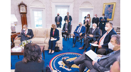 多名民主黨議員在白宮橢圓形辦公室內與拜登開會。（美聯社圖片）