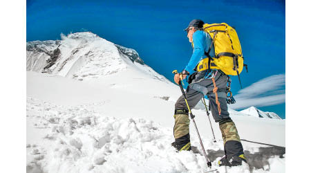 登山家索里亞，利用冰鎬輔助上山。