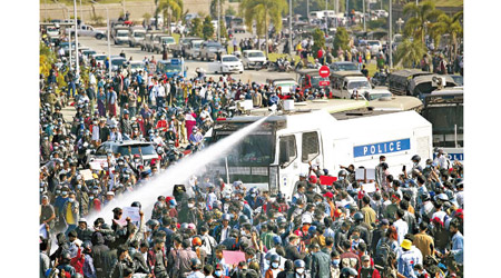 水炮車向內比都的示威者發射水劑。（美聯社圖片）