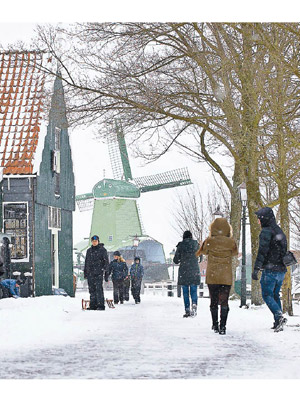 荷蘭：阿姆斯特丹街上滿布積雪。（美聯社圖片）