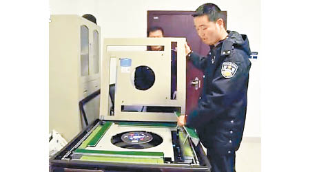 警方發現麻雀機被裝上出千裝置。