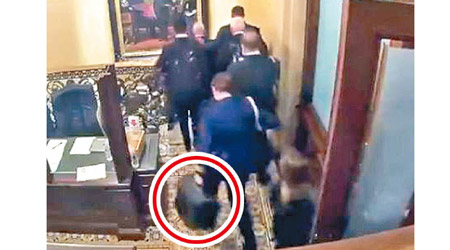 軍官左手拿着「核足球」（紅圈示）逃離參議院議事廳。