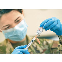 拜登政府增購新冠疫苗。圖為莫德納疫苗。（美聯社圖片）