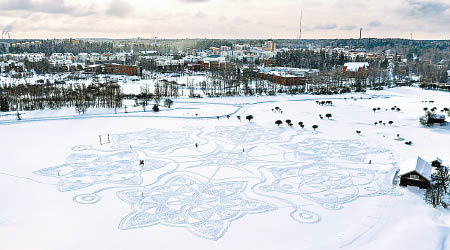 從高空拍攝的巨型雪花圖案。（美聯社圖片）