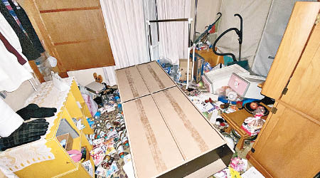 福島有民居整個衣櫃塌下，雜物散落一地。