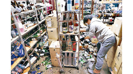 福島縣有賣酒商店的存貨摔爛。