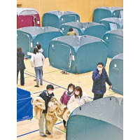 一批民眾前往福島縣的避難中心，架起帳篷暫時棲身。（美聯社圖片）