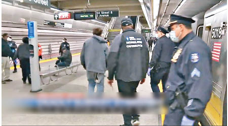 紐約警員在事發地鐵站調查。