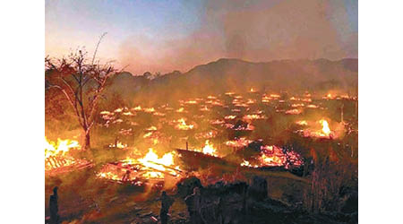 村內多間房屋冒出火光。