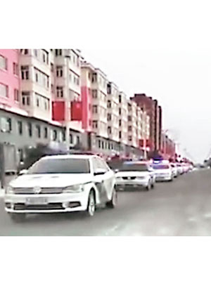 大批警車到場圍捕並緝拿疑犯魏曉軍。