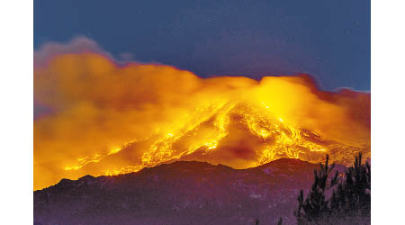 火山爆發後湧出大量岩漿。（美聯社圖片）